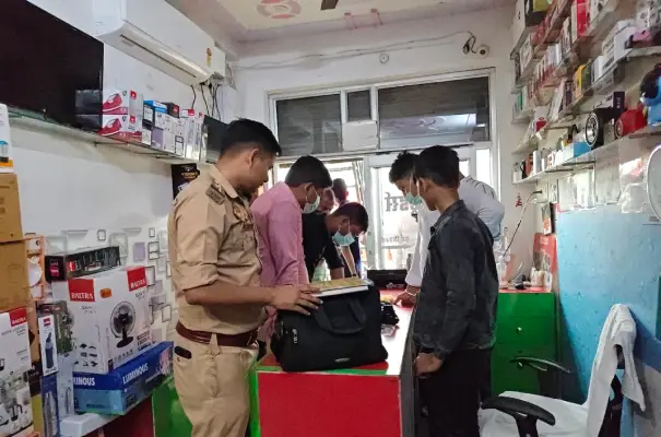 Ambedkar Nagar News: मोबाइल की दुकान के अंदर मिला युवक का शव, इलाके में मची सनसनी